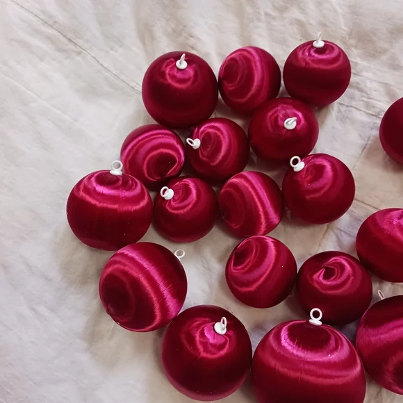 Vintage Lot Of 19 Red Christmas Ornaments Satin Spun Balls Holiday Christmas - Picture 3 of 10